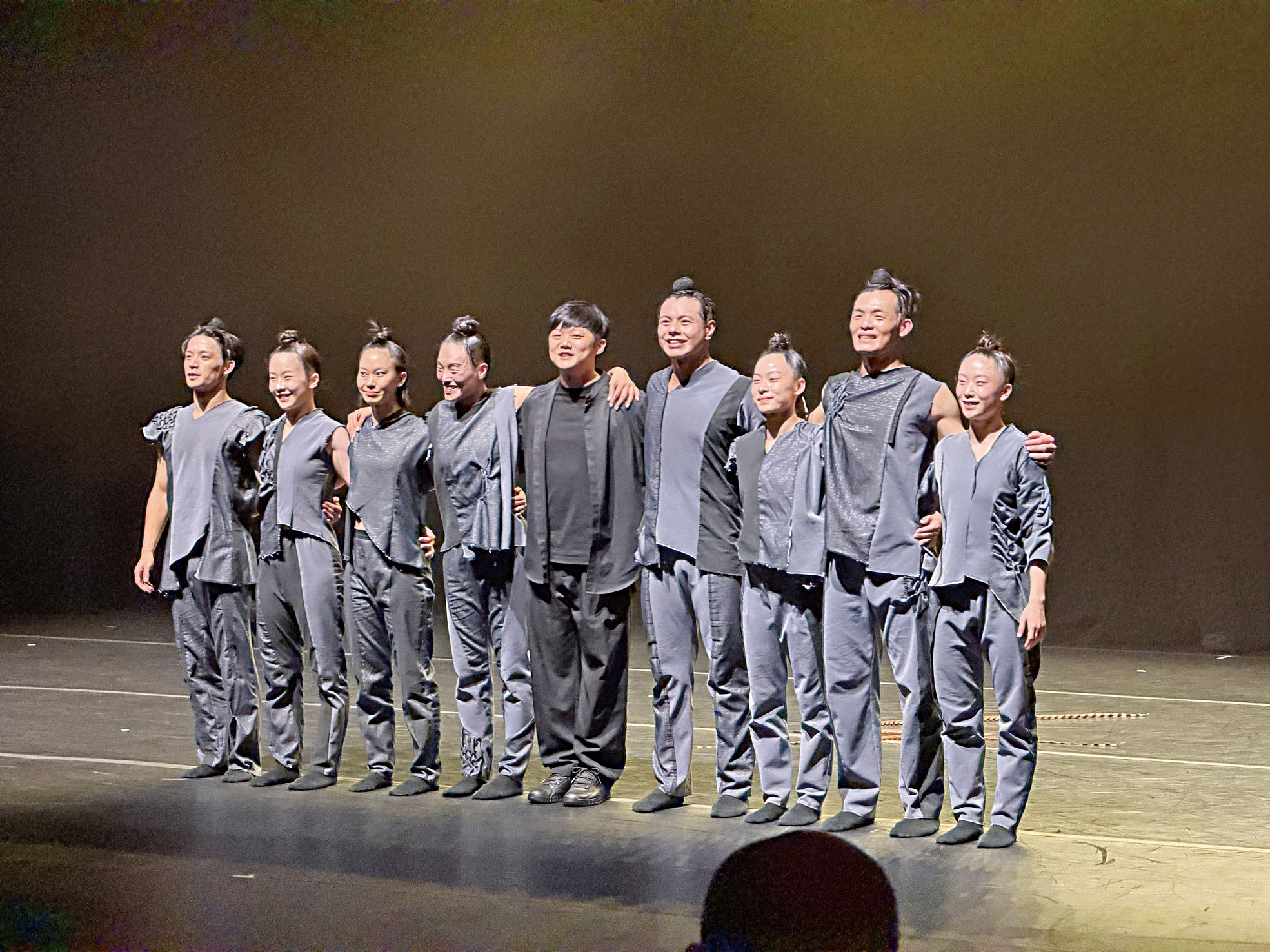 當代舞團翃舞製作《羽人》在紐約演出,編舞家賴翃中與演出的多位舞者向熱烈的觀眾謝幕。