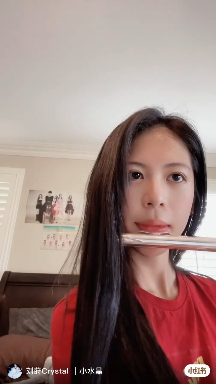 翁虹的女兒多才多藝，懂得吹奏長笛。