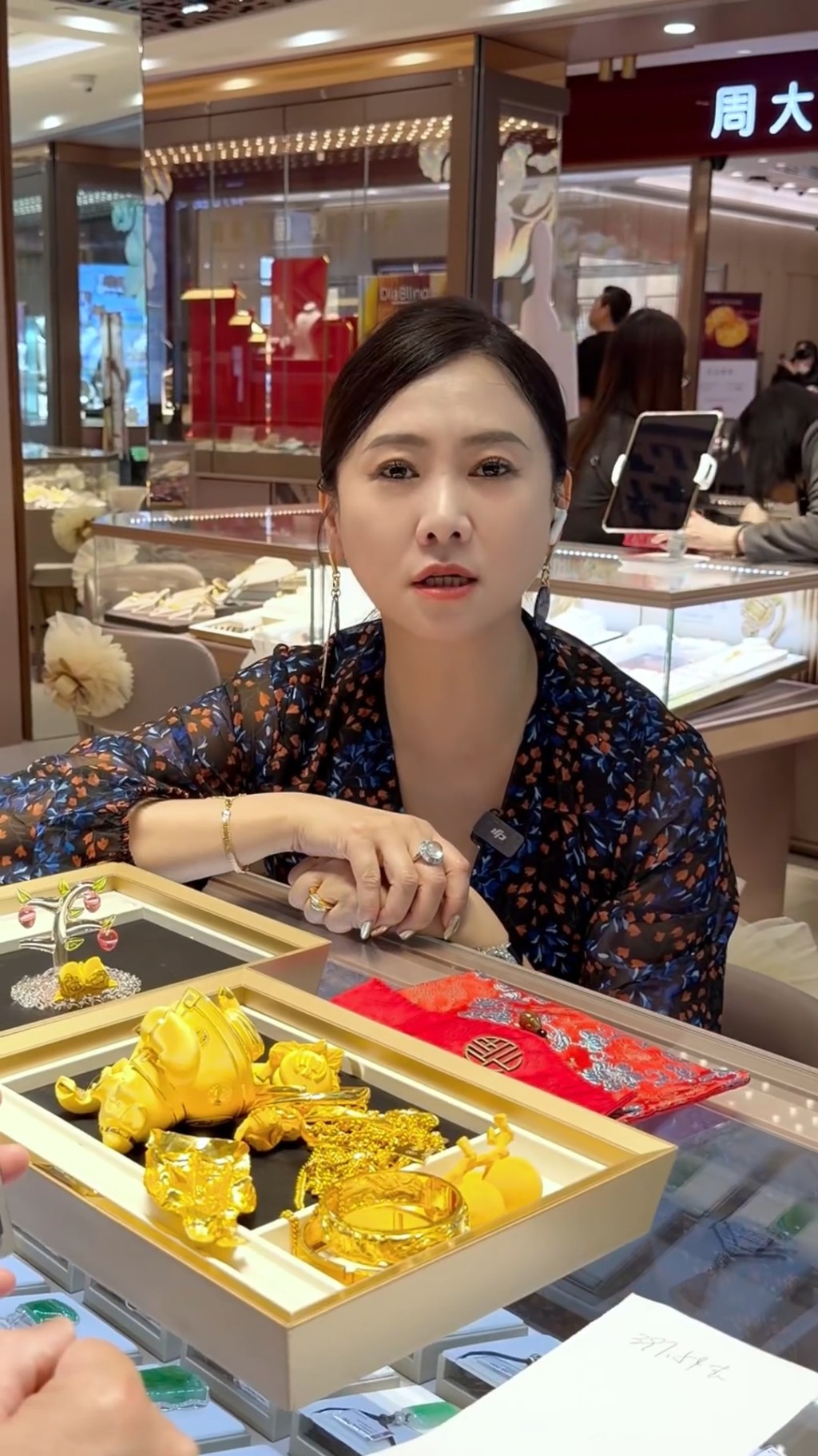 翁虹近日到訪金舖，並透露自己有一個儲蓄黃金的大計。
