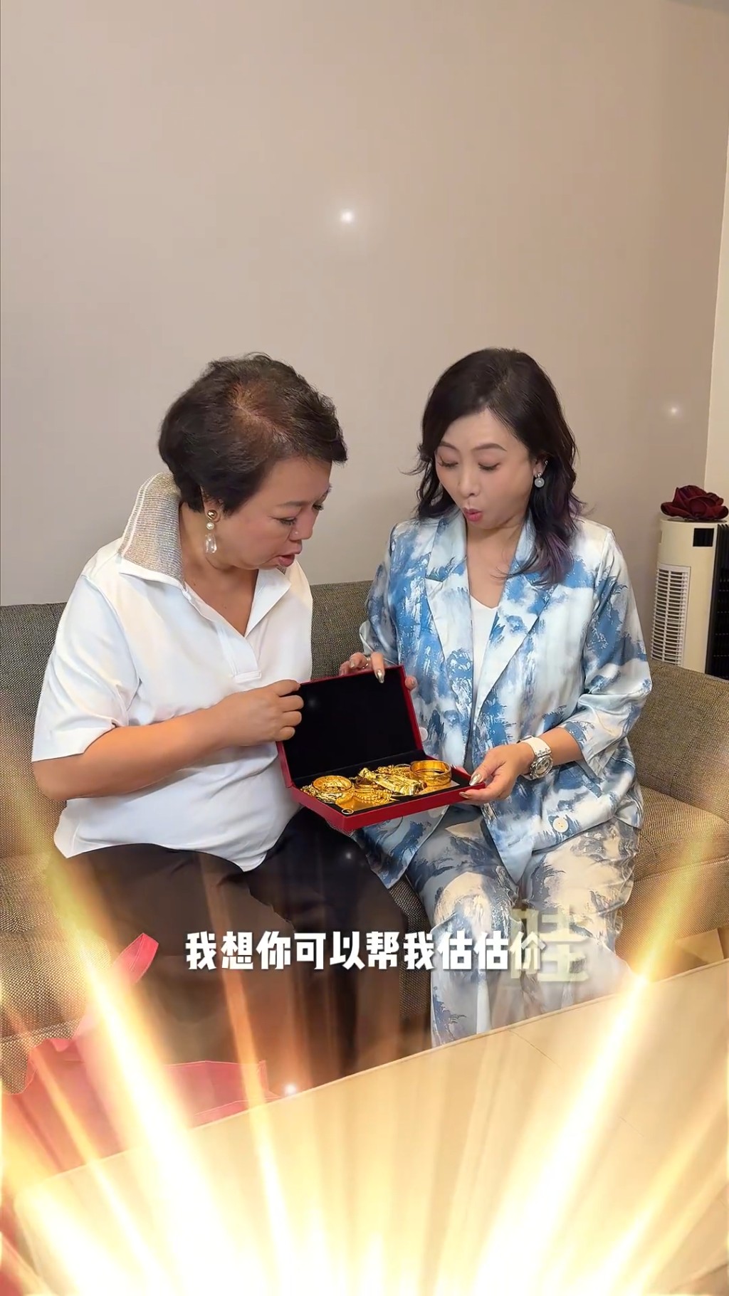 翁虹打開閨密母親留下的首飾盒，被一整盒金光閃閃的「傳家寶」所震撼。