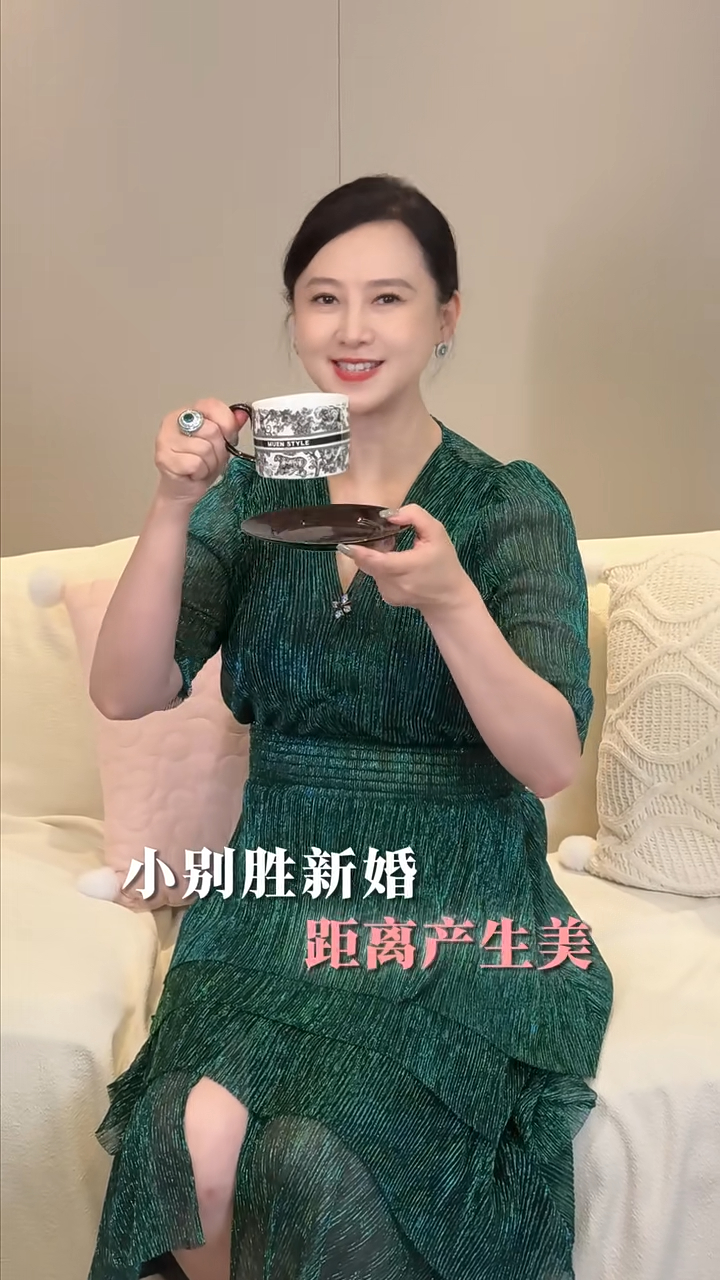 翁虹說：「我和我老公分居之後，感情一點都沒受影響，反而覺得更好了，正應了那句『小別勝新婚，距離產生美』。」