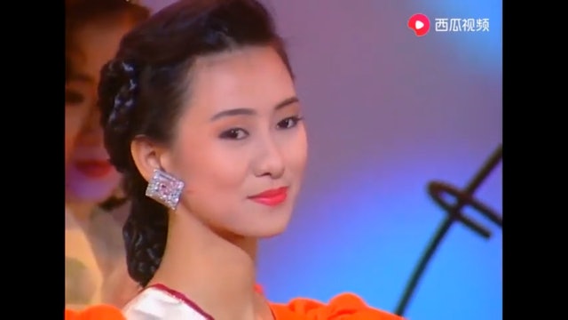 翁虹現時的容貌與當年參選亞姐時分別不大。
