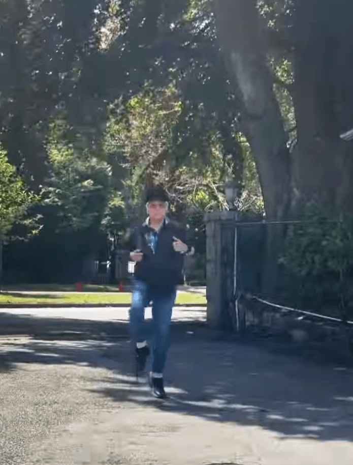 秦沛在戶外健步如飛,更興奮地小跑起來,步伐輕快充滿活力。