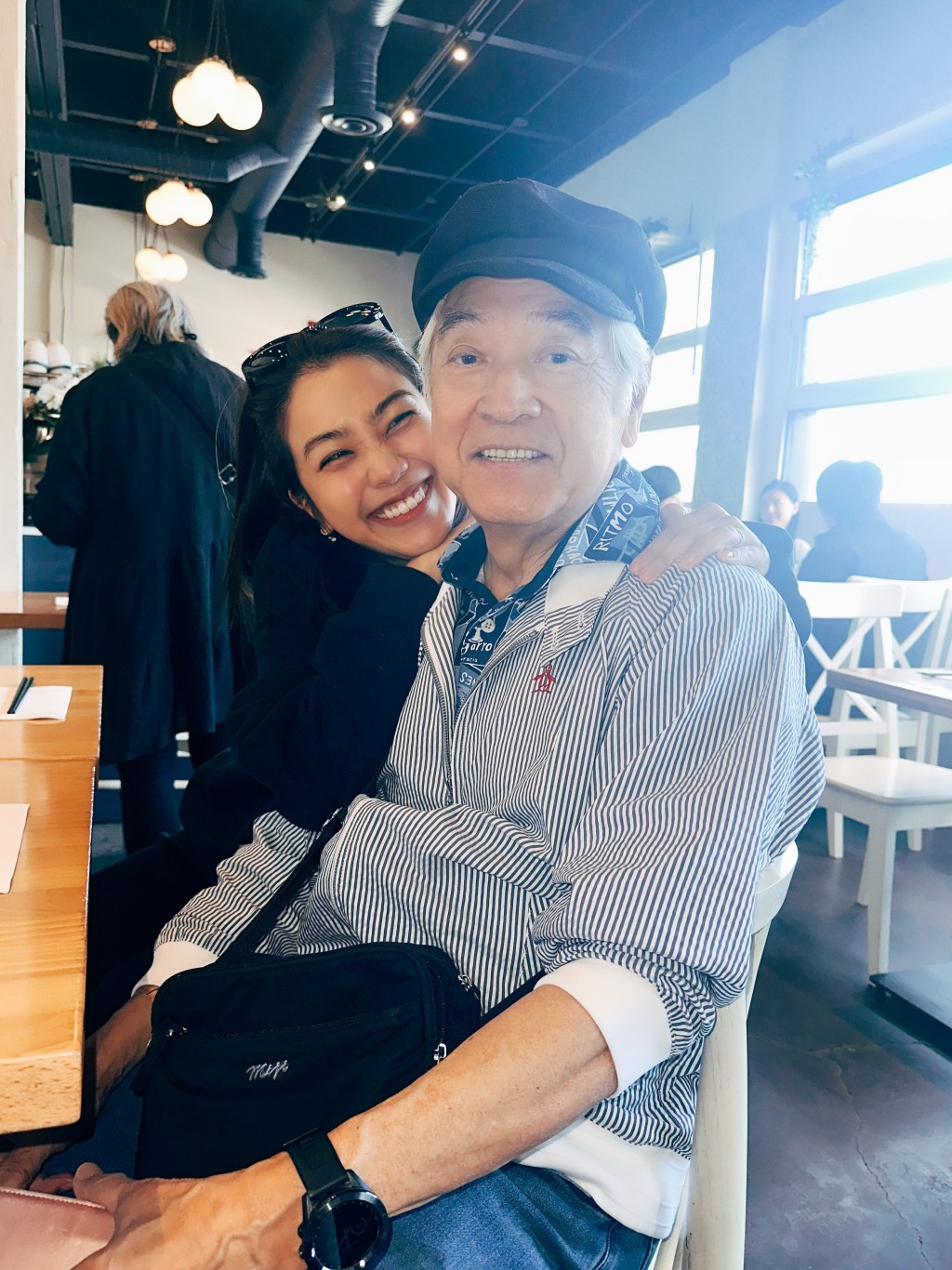 女兒姜麗文從後擁抱爸爸,秦沛臉上掛著幸福笑容,場面溫馨。