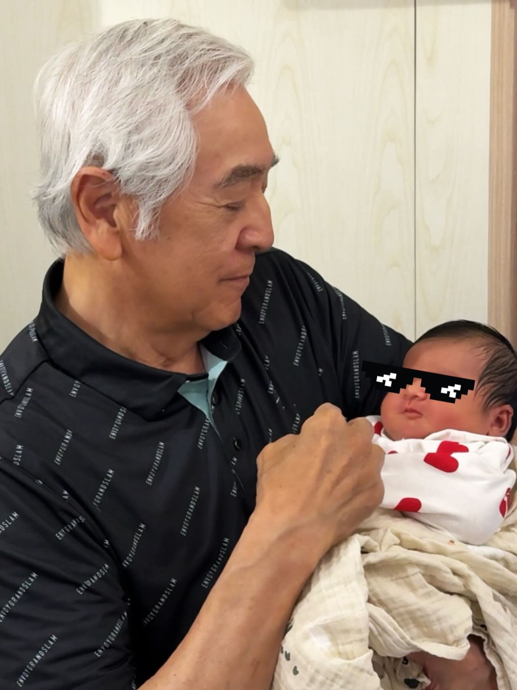 爺爺秦沛抱著孫女「小姜蓉」,臉上盡顯慈祥神態。