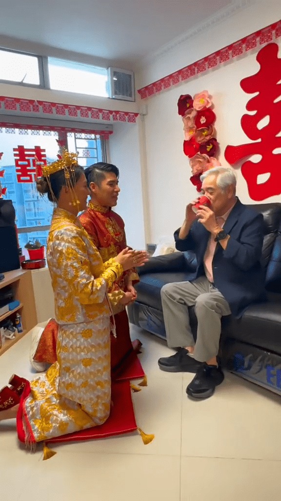 一對新人跪地向父親秦沛奉茶。