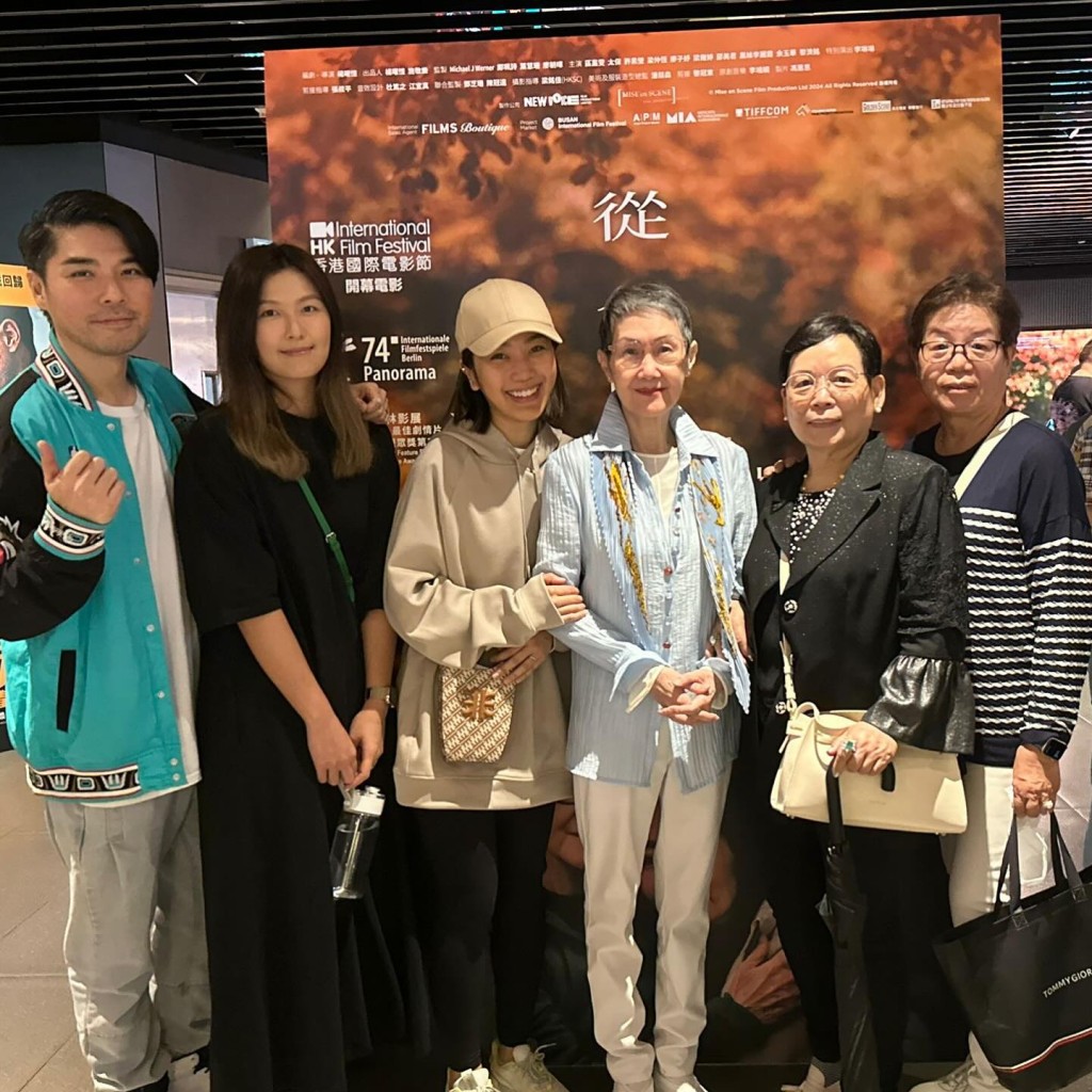 李泳淇(左二)婚後亦常隨丈夫姜文杰出席家庭聚會。