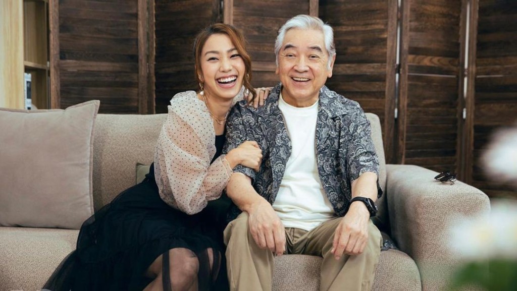 秦沛與前妻梁盛子育有姜文杰及姜麗文。母親在姜麗文一歲時離家,秦沛身兼母職養大子女,兩人現同在娛樂圈發展。