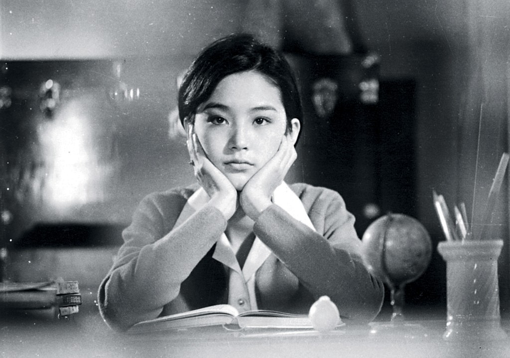 林青霞1973年拍攝瓊瑤電影《窗外》出道,當時剛從高中畢業,氣質清純甜美。