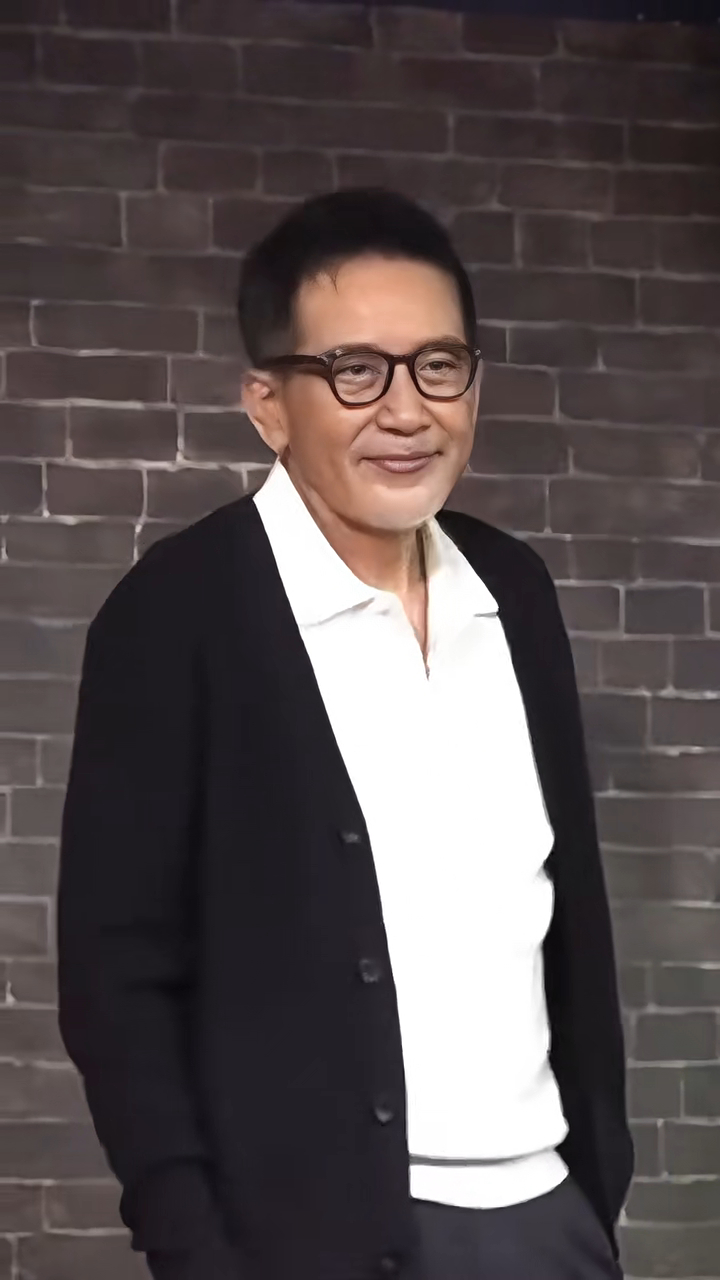 秦漢舉手投足間流露儒雅氣質。