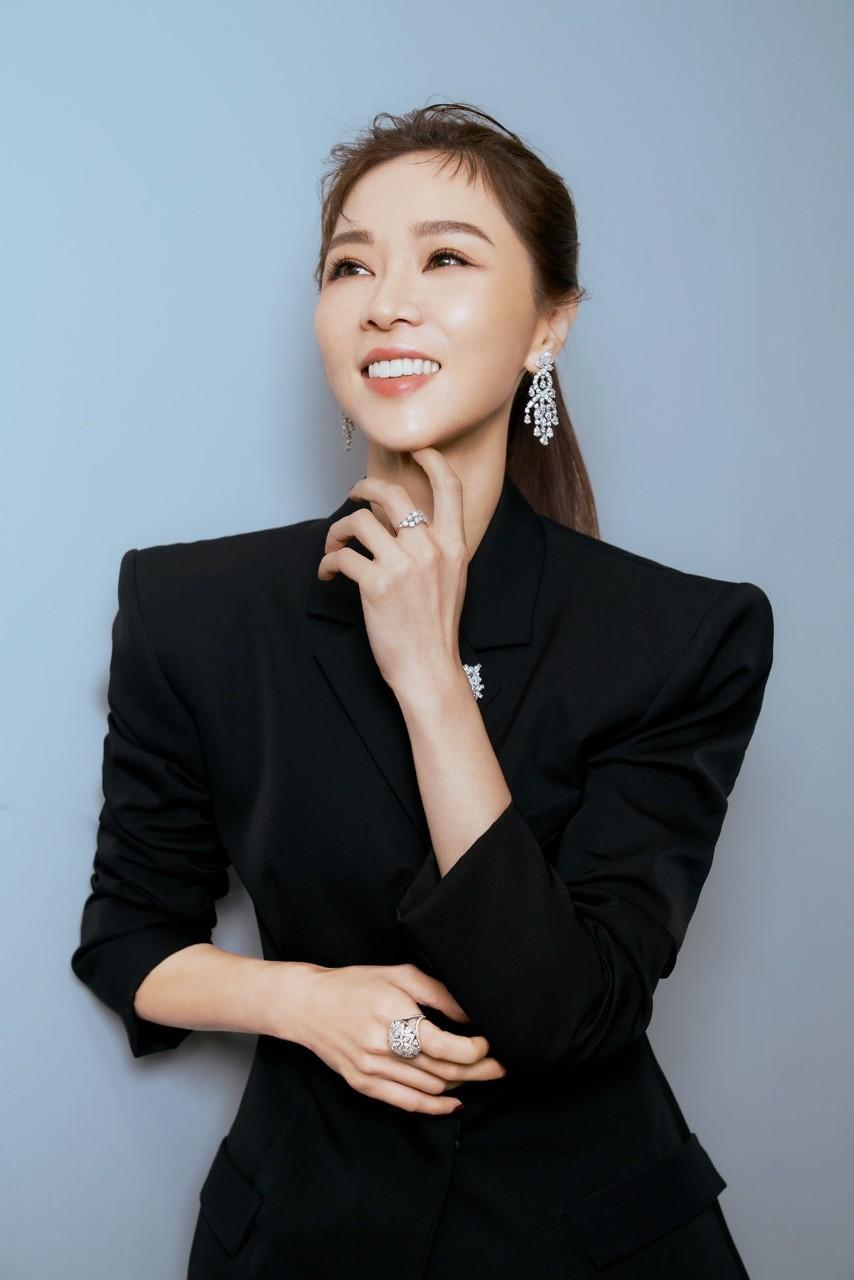 金馬影后謝盈萱將擔任女主角,與秦漢領銜主演《忘了我記得》,在劇中飾演秦漢的女兒。