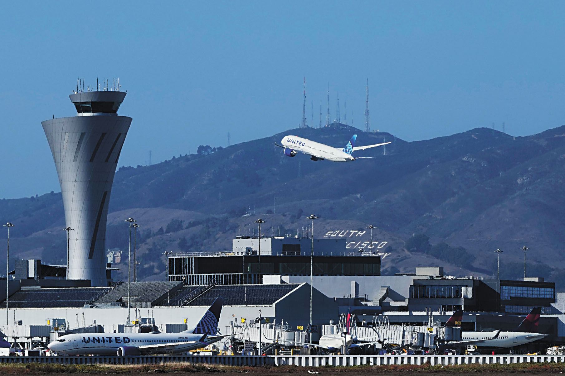 聯合航空正調查職員涉嫌威脅向ICE舉報墨西哥裔美國公民事件。美聯社資料圖片