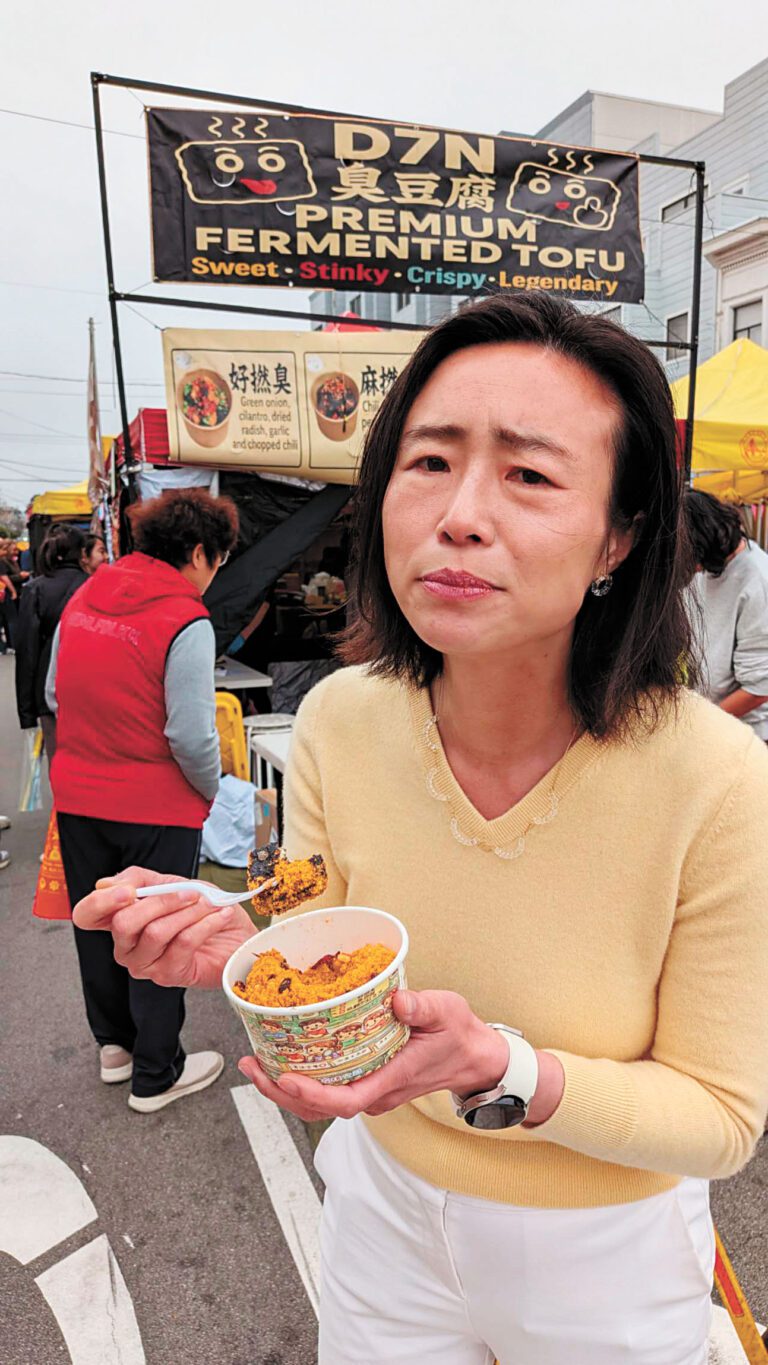 陳詩敏在夜市勇嘗臭豆腐。陳詩敏辦公室提供