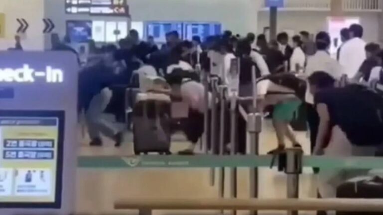 南韓仁川機場發生中國旅客集體插隊事件 機場職員受傷