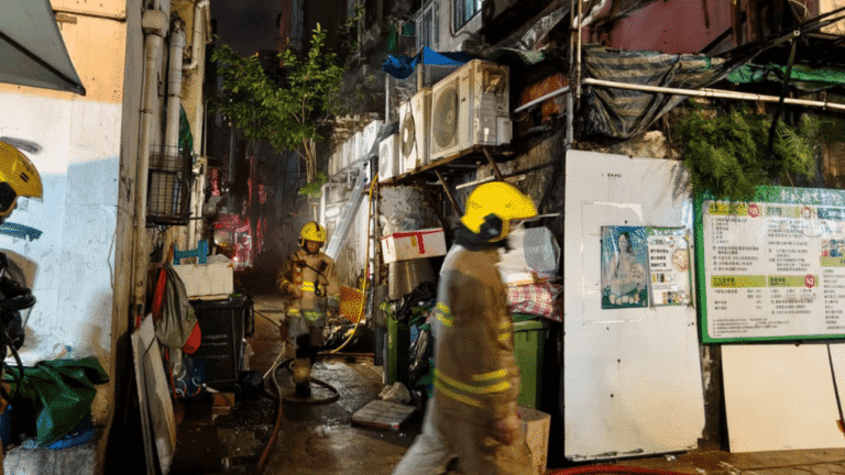 油麻地廟街後巷簷篷起火 消防迅速到場撲救無人傷