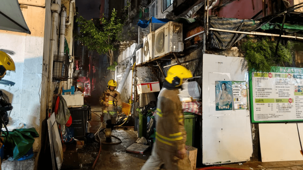 油麻地廟街後巷簷篷起火 消防迅速到場撲救無人傷