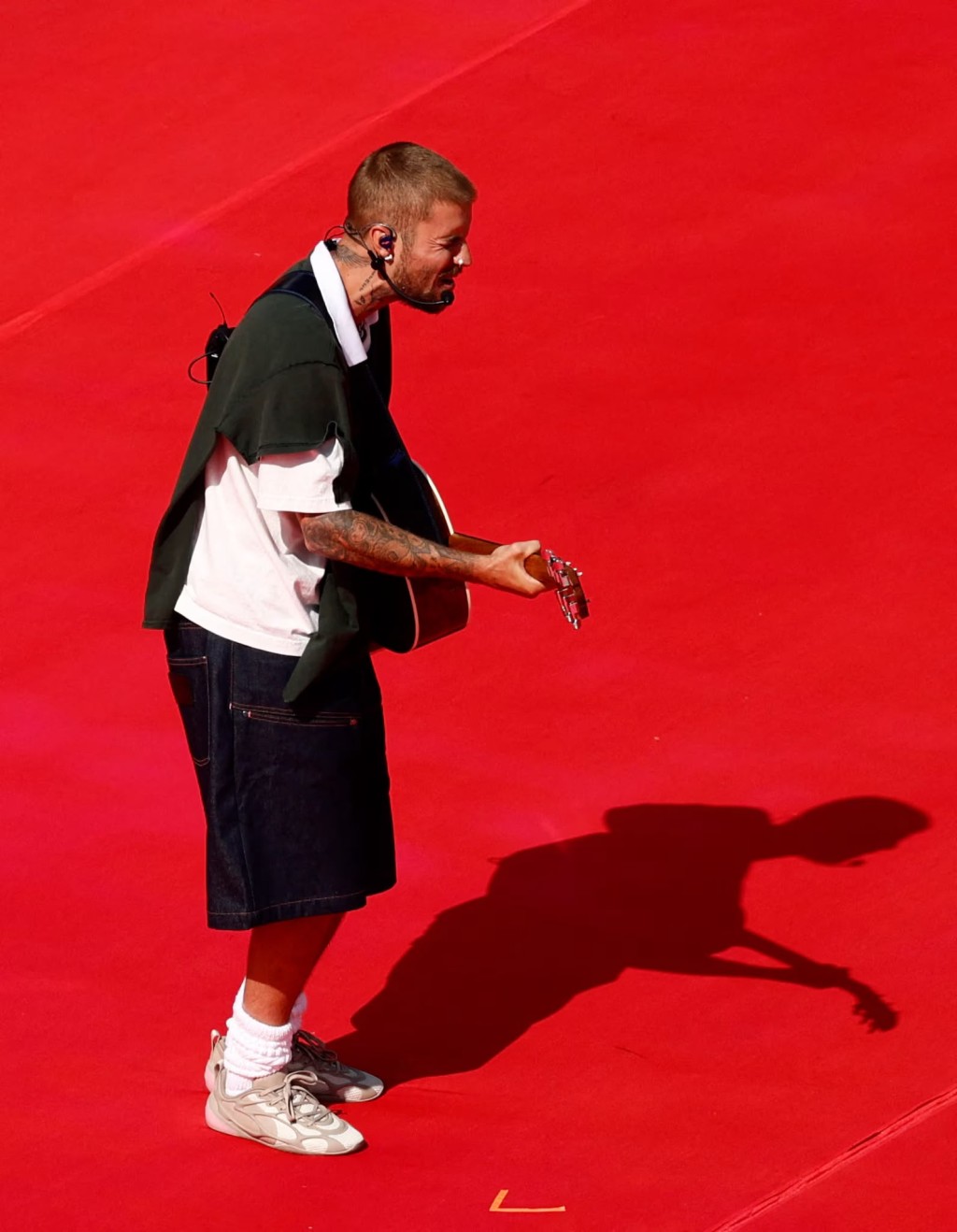 Justin Bieber自彈自唱慢歌,被指拖慢了現場節奏。