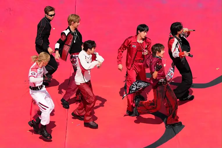 BTS獻唱歌曲《Dynamite》。