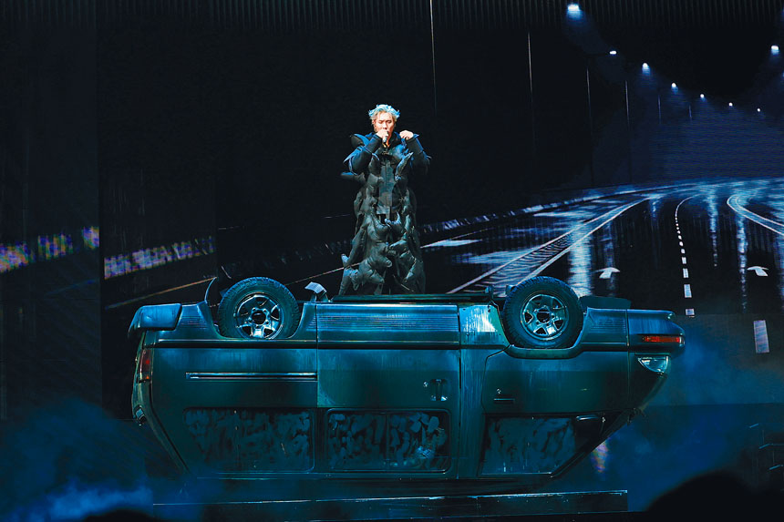 微電影劇情因爭執引起車禍,Jason即站在失事車輛道具上演唱。
