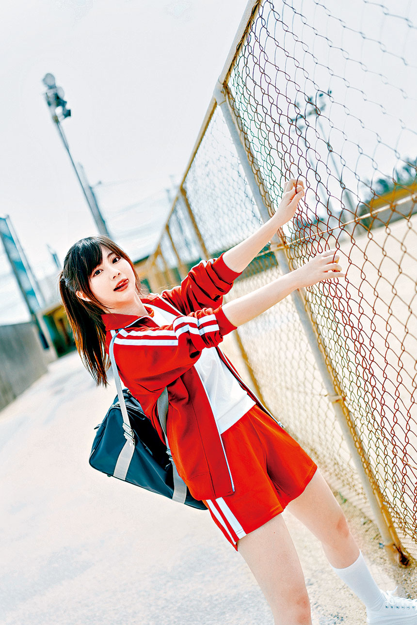 Miu穿上日系運動服造型在棒球場拍美照,感覺好熱血!