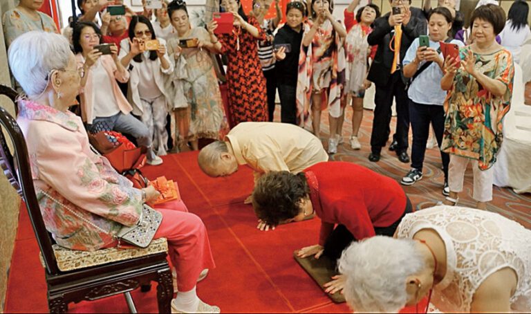 楊燕與弟妹雙膝跪拜母親，至上養育之恩。網上圖片