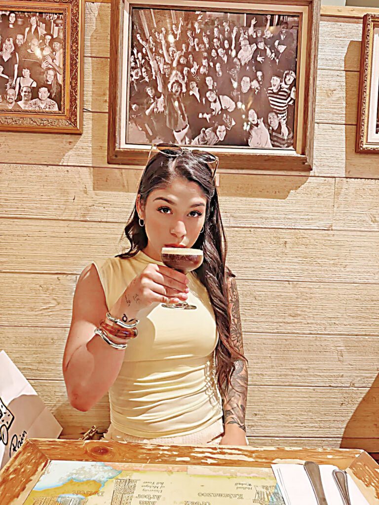 里維拉巴雷托在社交平台發布多張飲酒照片後，隨即發生醉駕事故。 Jesher Rivera臉書圖片