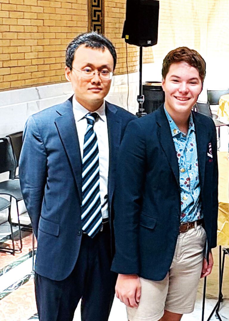 （左起）李德同出席活動的麻州中學生合影。 李強攝