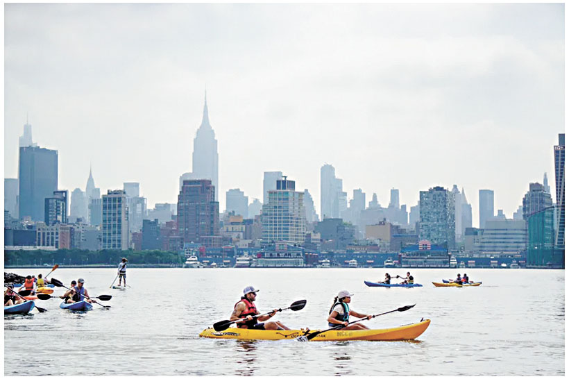 划船是水日的活動之一。