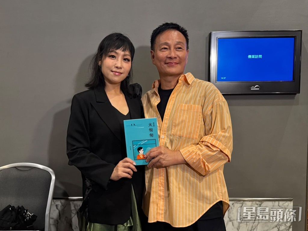 楊詩敏以嘉賓身份,出席書展中好友李偉民的新書講座。