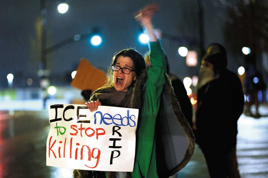 自2025年1月以來,ICE人員開槍造成包括美國公民在內6人死亡引發強烈迴響,圖為今年1月明尼阿波利斯民眾參與抗議。美聯社資料圖片