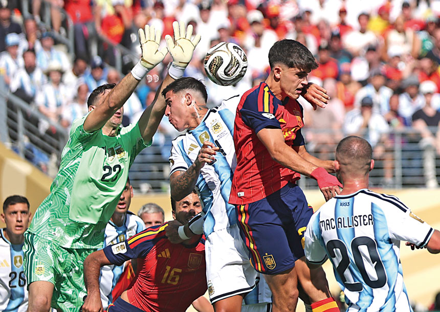 阿根廷隊守門員馬丁內斯(上左)在比賽中撲救。 新華社