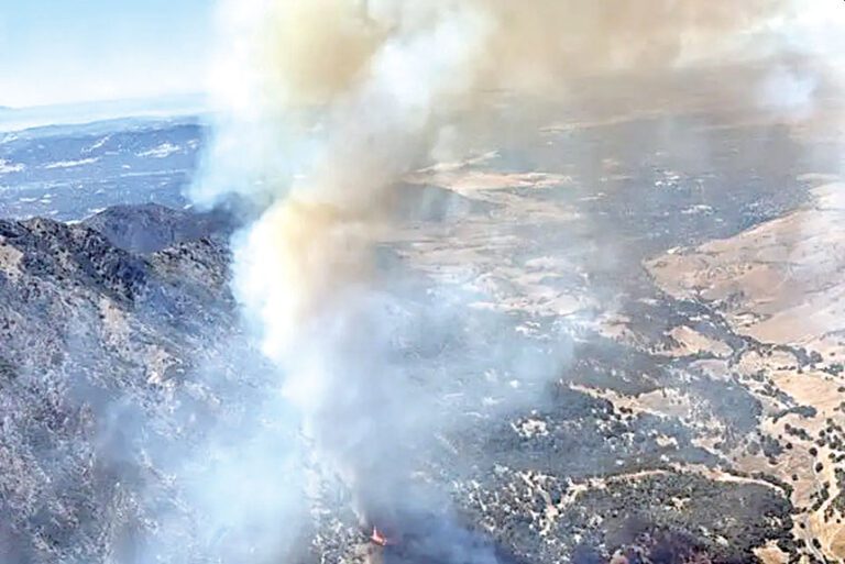 東灣魔鬼山（Mount Diablo）爆發「摩根山火」。Cal Fire
