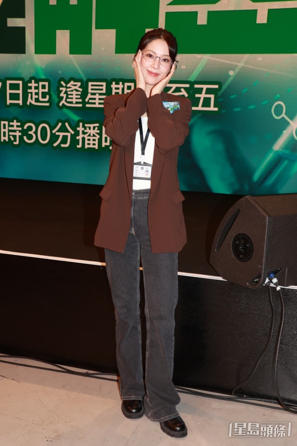 她的臉龐也顯得尖削了。