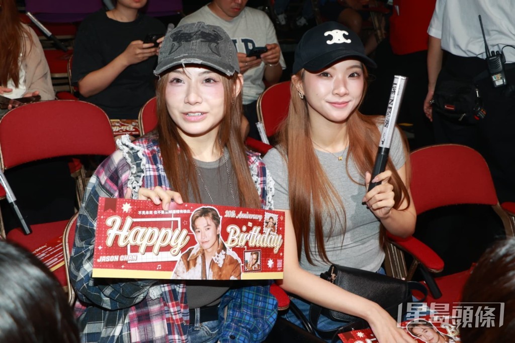 Lolly Talk成員Sinnie吳倩怡(左)與「阿蛋」黃詠霖(右)在觀眾席。