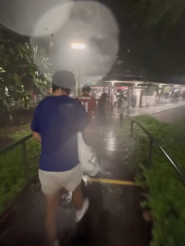 梁芷珮一家在新加坡旅程結束前遇上大雨。