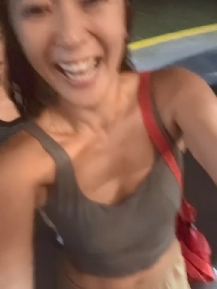 面對狀況，梁芷珮露出無奈笑容。