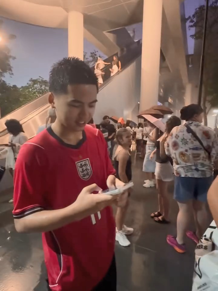 梁芷珮的家人離開新加坡前，被大雨淋濕。