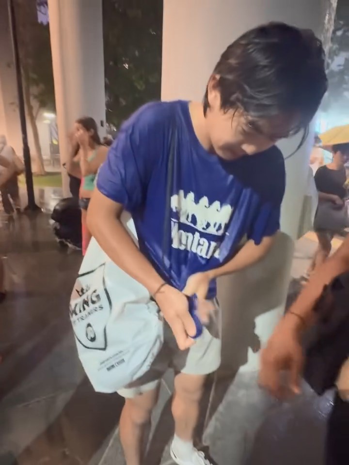 梁芷珮的兒子被雨淋得全身濕透。