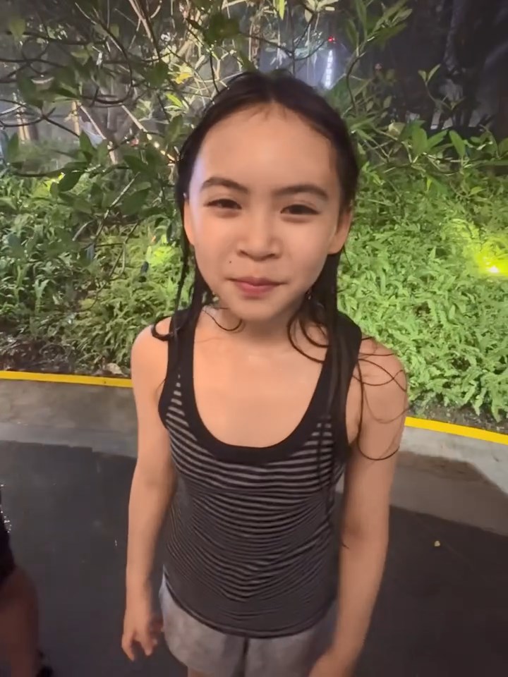 梁芷珮的小女兒從頭到腳都被雨淋濕。