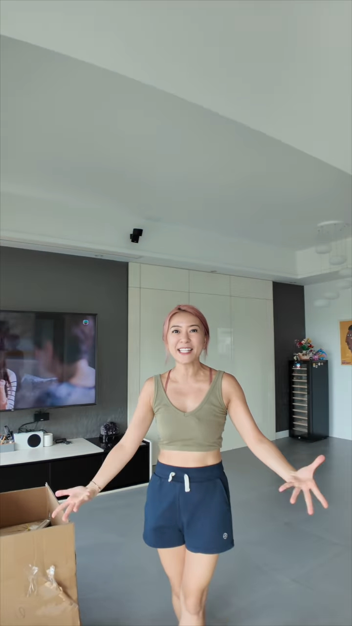 梁芷珮當時尚未擺放好傢俬，屋內暫時只有一張按摩椅、掛牆大電視及酒櫃，因此客飯廳看起來更為寬敞。