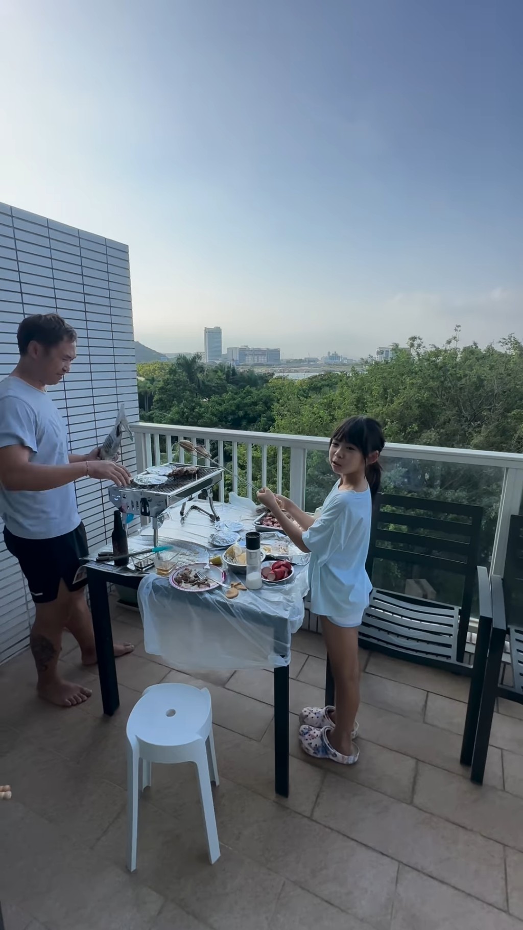 梁芷珮家的露台可以進行燒烤活動。