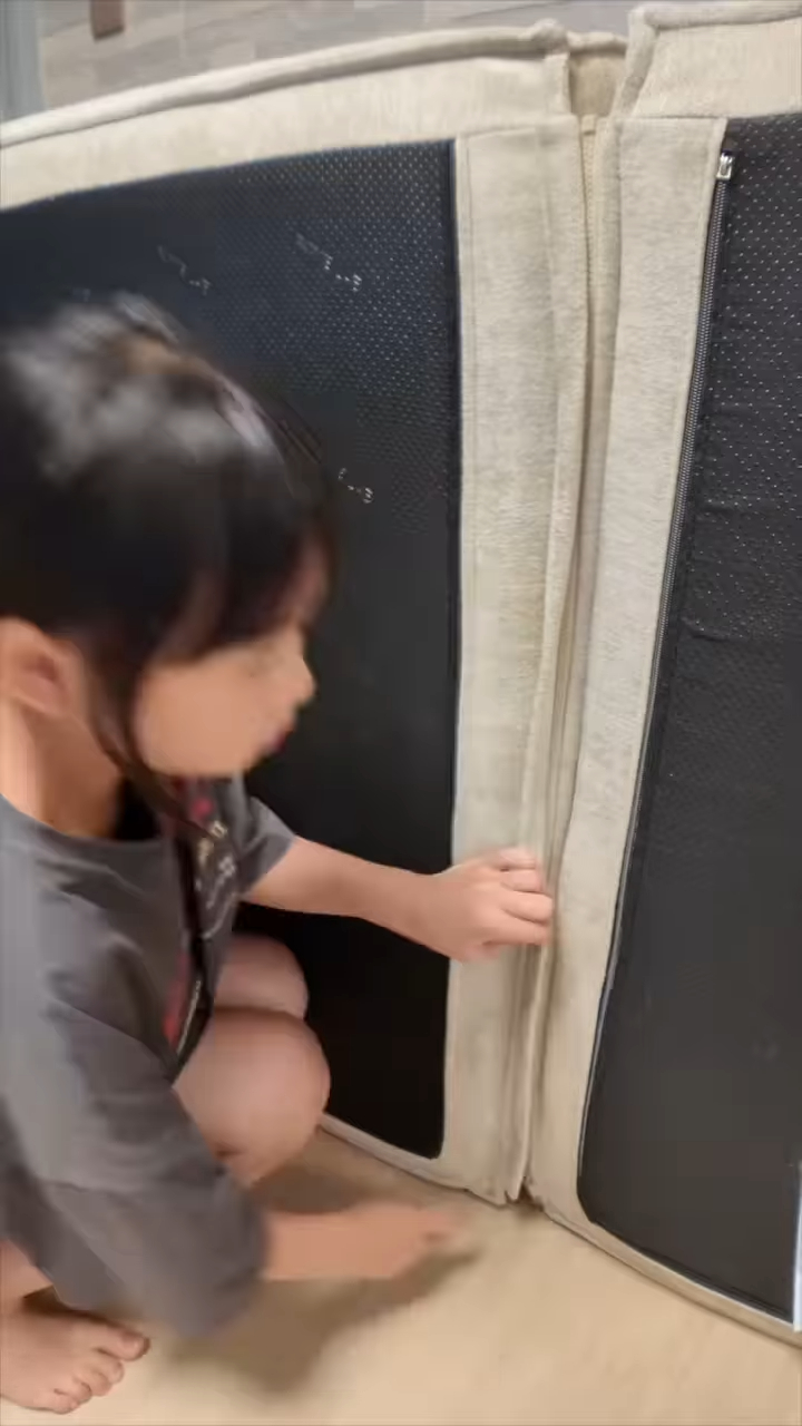 梁芷珮的女兒也有幫忙組裝。
