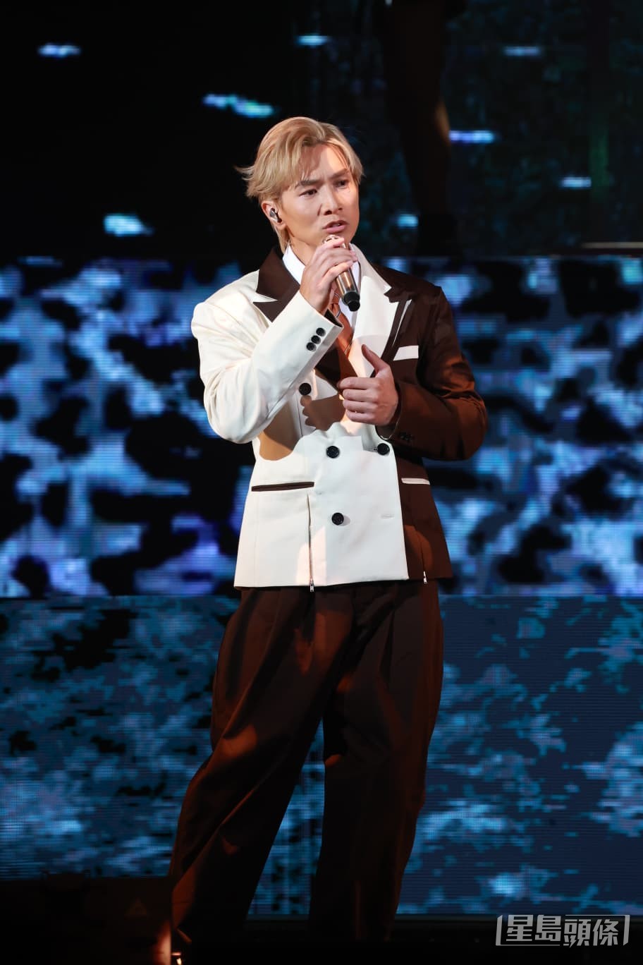Jason全情投入演唱。