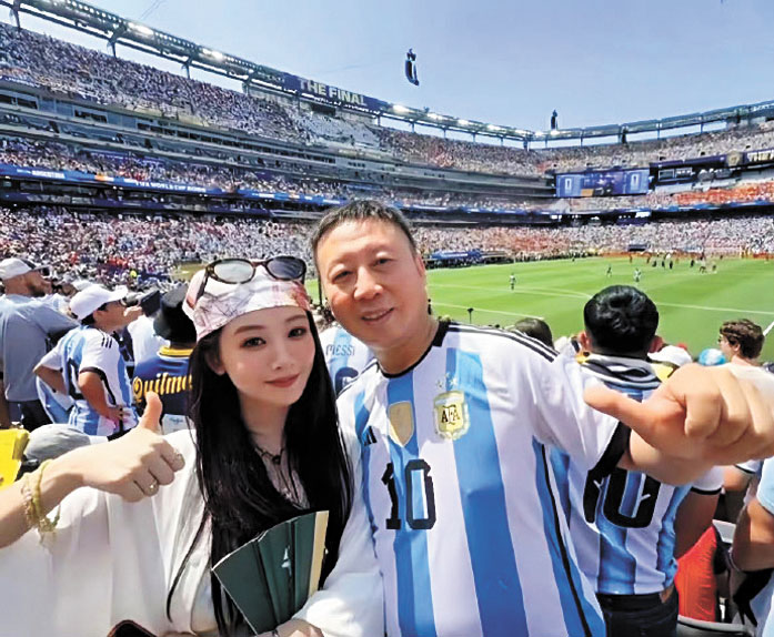 ■楊紫帶父親看世界盃決賽 。網上圖片