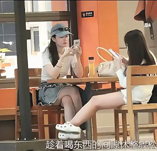 劉亦菲現身北京環球影城遊玩。網上圖片