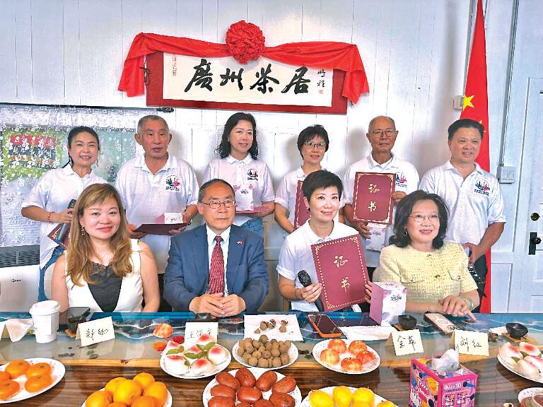 芝城廣州協會榮獲由廣州市僑聯授予的海外僑務文化代表的「廣州茶居「牌匾，18日舉行揭幕儀式。王保東總領事（前左2）、余菲會長（前右2）、華聯會理事長鄭征（前左1）、美亞健康協會主任劉紅（前右1）與會員們欣然合影。 梁敏育攝
