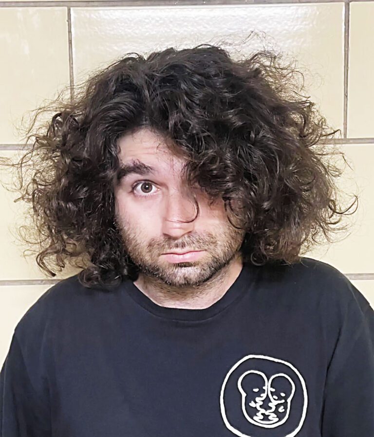 史特勞斯在布碌崙布殊維克住所被捕。FDNY