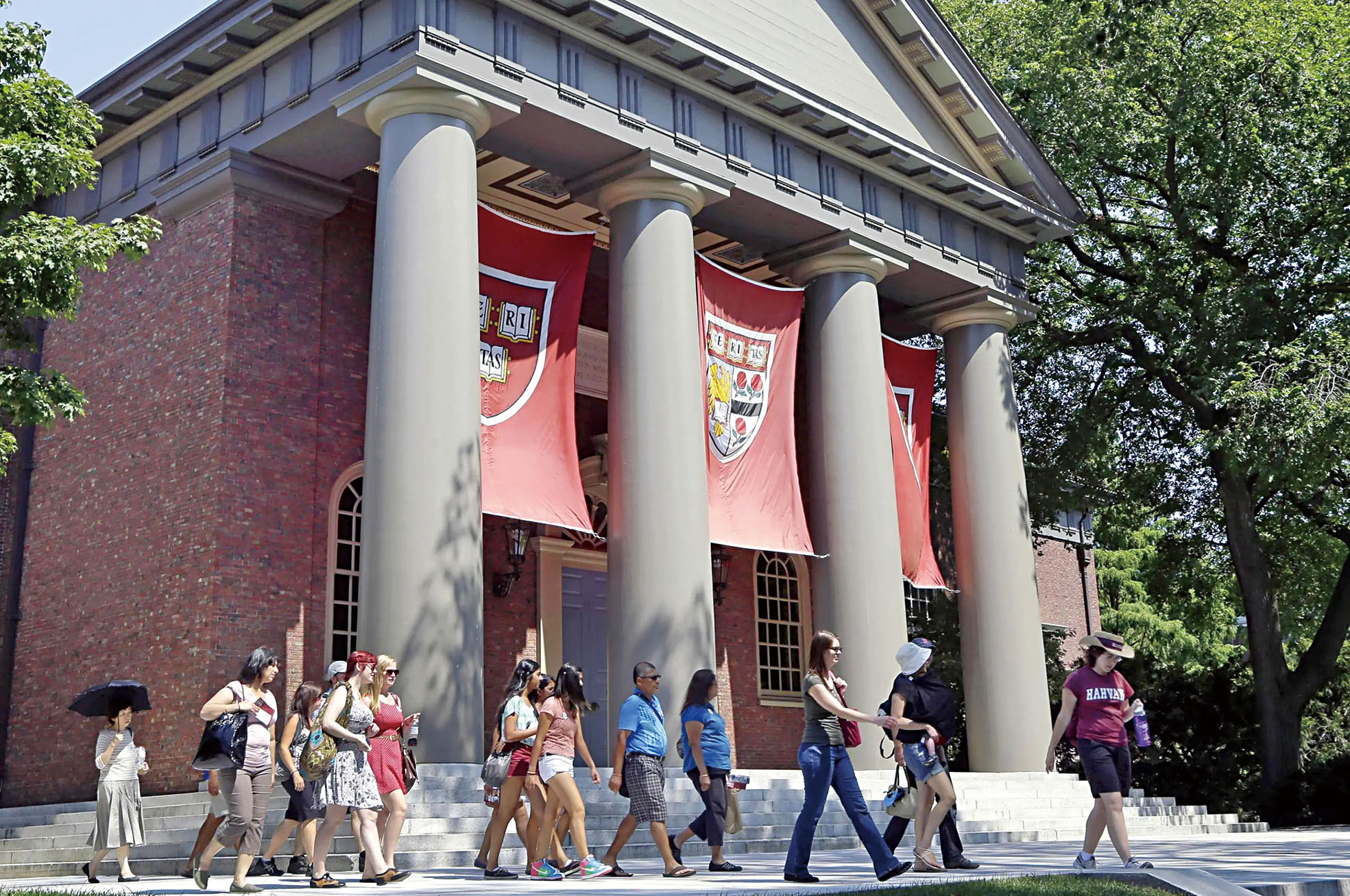 一群學生走過哈佛大學校園。美聯社