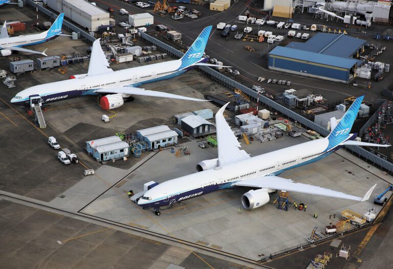 在西雅圖金縣國際機場，波音777X飛機停在專屬機場。路透社資料圖片