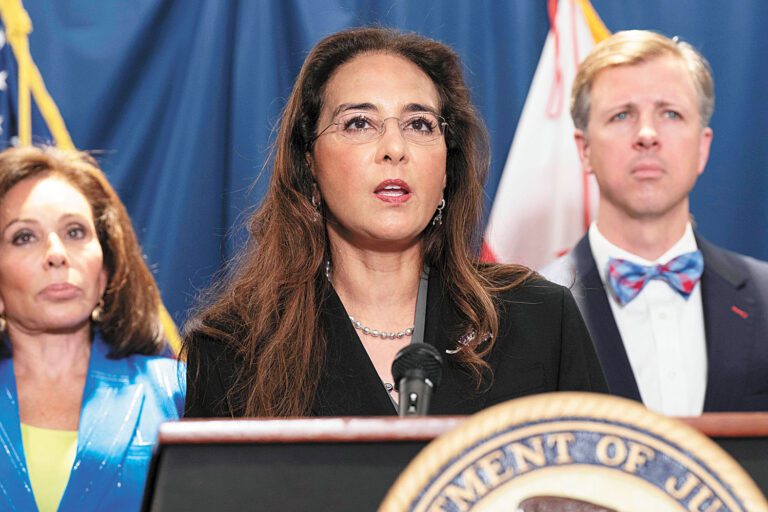 民權司現任主管迪隆被指行事更具黨派色彩，尤其針對加州提出大量調查和訴訟。美聯社